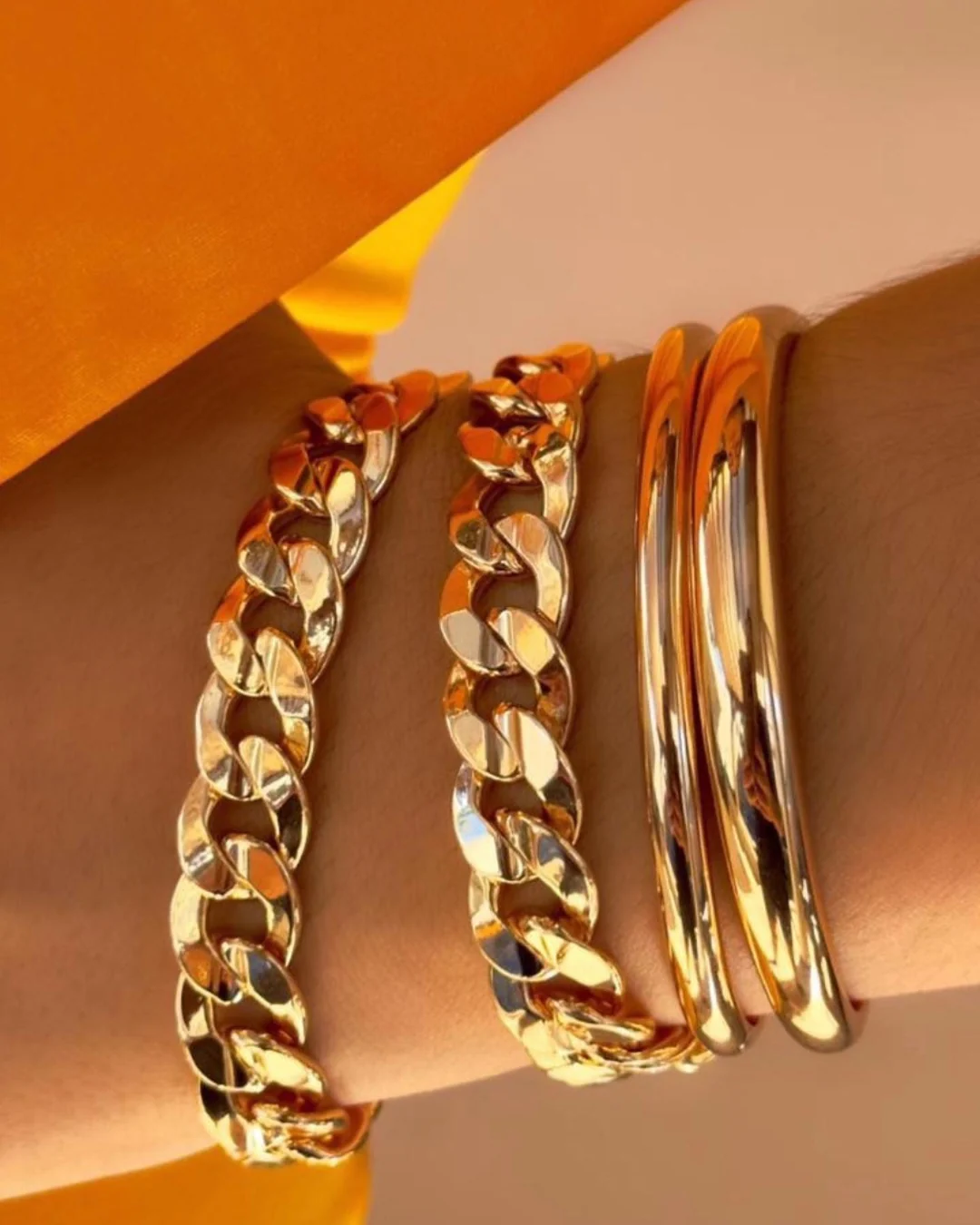 Pulseiras douradas da LBD Acessórios