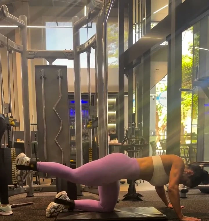 Bruna Godoi durante treino de musculação em academia