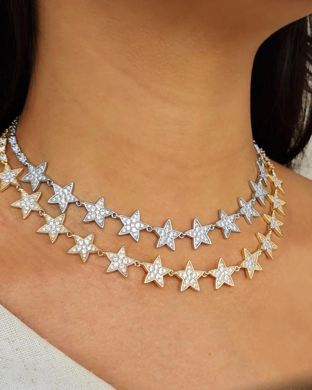 Colar dourado com estrelas da LBD Acessórios