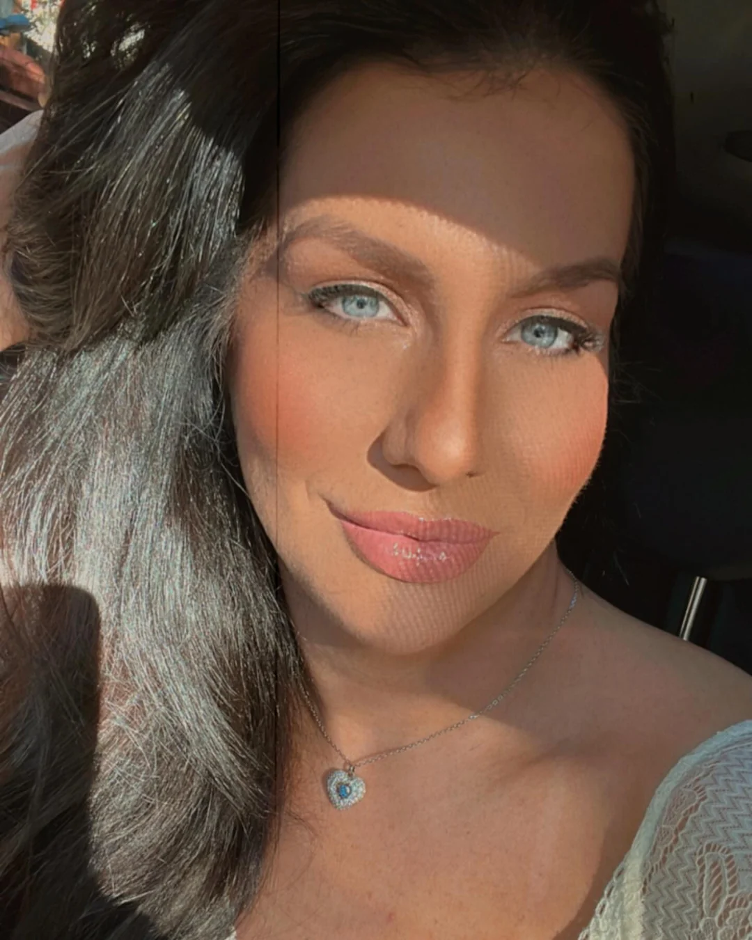 Bruna Godoi ao ar livre usando colar de coração